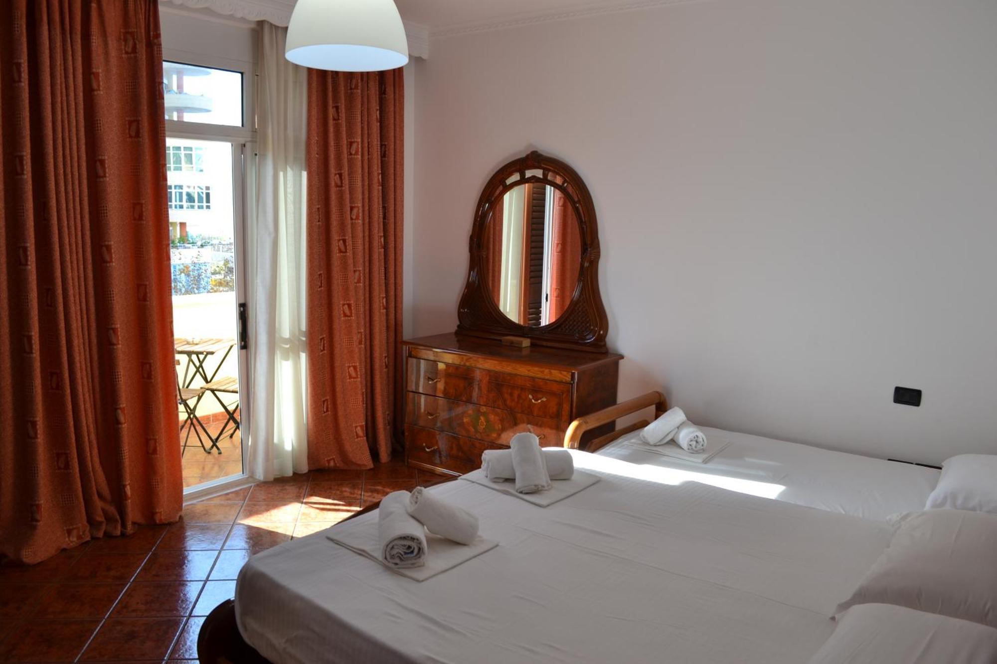 Central 5 Bedrooms Apartment Partial Seaview Vlora Kültér fotó