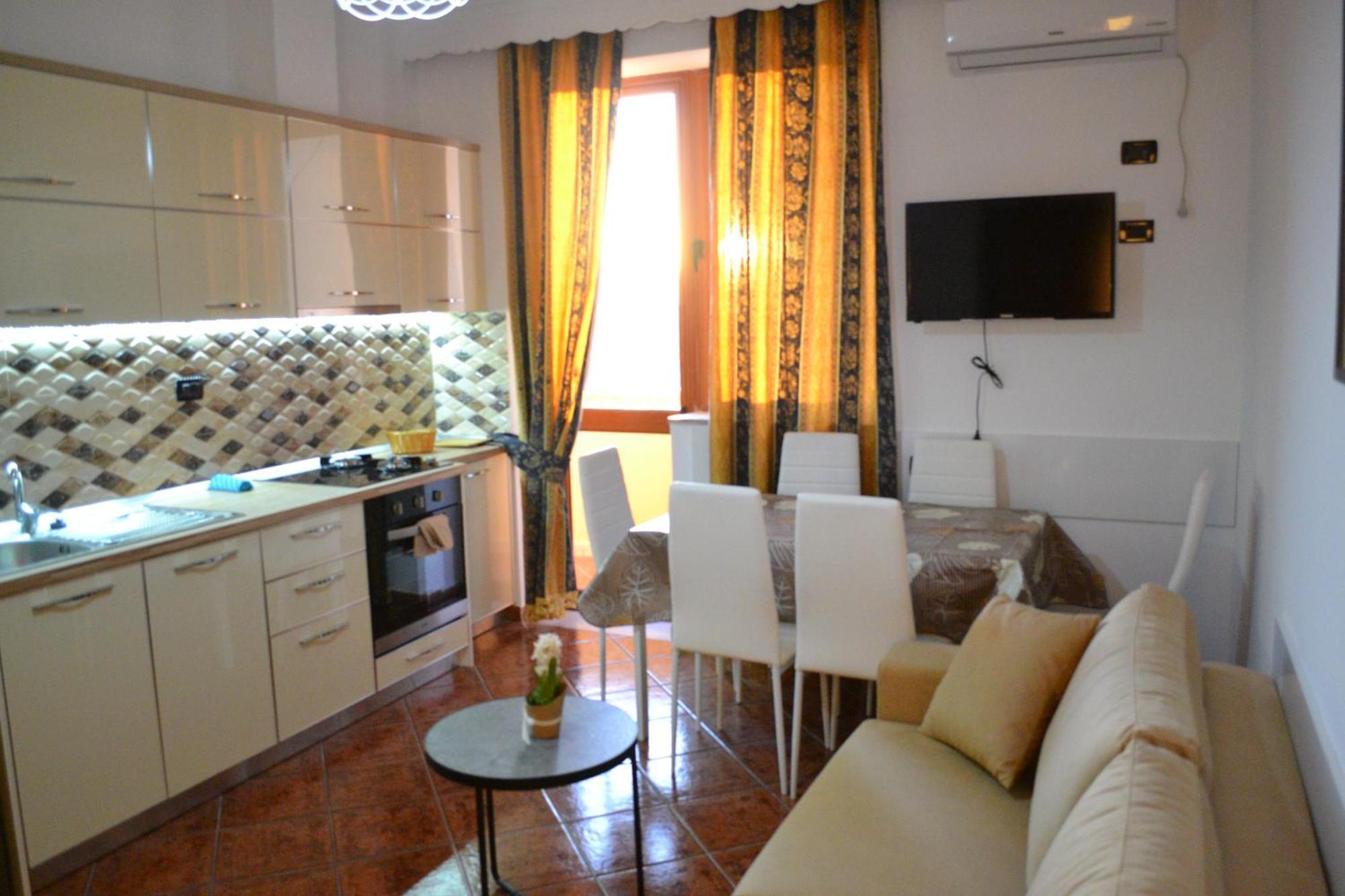 Central 5 Bedrooms Apartment Partial Seaview Vlora Kültér fotó